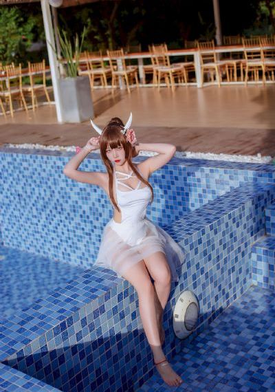 《年轻的女仆》在线观看